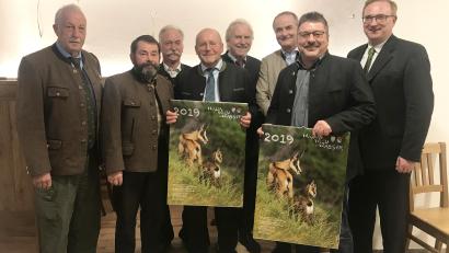 Bild: exb
Die Runde präsentiert auch gleich den neuen Kalender „Wald, Wild, Wasser“, den die Jäger mit den Fischern herausgeben. Von links Dr. Günther Baumer, Armin Joscht, Franz Brunner, Josef Wutz, Albert Robold, Walter Faltl, Hans Holler und Alexander Flierl.