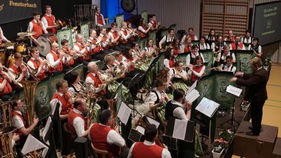 Bild: nib
Knapp 60 Musiker spielten für die zahlreichen Zuhörer im Saal. Mit dem großen Jubiläumskonzert endeten die Feierlichkeiten zum 50-jährigen Bestehen der Jugendblaskapelle.