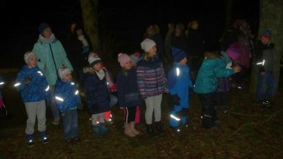 Bild: mad
Die Kinder machten sich in gespannter Erwartung auf die Suche nach dem Christkind.