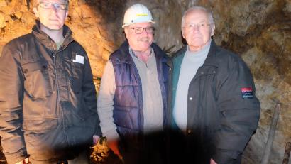 Bild: ohr
Im beengten Versuchsstollen neben dem verfüllten Schacht „Erna“ stellen sich Vorsitzender des Bergknappenvereins Stulln/Schwarzenfeld, Jürgen Ferschl (links) und ehemaliger Bergmann und Ehrenmitglied Hermann Neidl (rechts) mit dem Eigentümer des Grubengeländes, Hans Obendorfer (Mitte), zum Erinnerungsfoto.