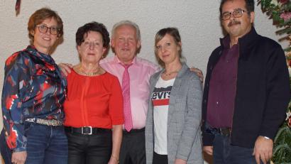Bild: mmj
Margareta und Hans Brunner mit den Töchtern Roswitha (links) und Simone. Zum 50. Hochzeitstag gratuliert auch Bürgermeister Manfred Dirscherl.