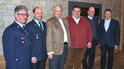 Bild: no
Der fitte Neunziger mit einigen Gratulanten (von links): Andreas Geitner und Georg Graf (Feuerwehr Illschwang), Jubilar Hans Maul, Bürgermeister Dieter Dehling, Pfarrer Thomas Schertel und Raiffeisen-Vorstandsmitglied Erich Übler.
