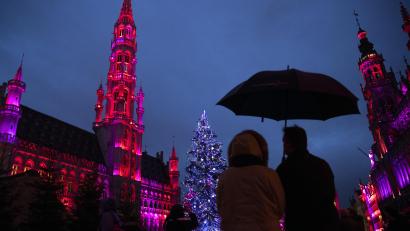 Bild: Francisco Seco/AP/dpa
Menschen bewundern gemeinsam in Brüssel einen geschmückten Weihnachtsbaum auf dem beleuchteten Grand Place.