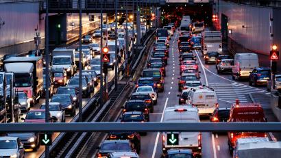 Bild: Matthias Balk/dpa
Im Berufsverkehr ist in Deutschlands Pendlerhauptstadt nicht nur bei Autofahrern oft Geduld gefragt. (Symbolbild)
