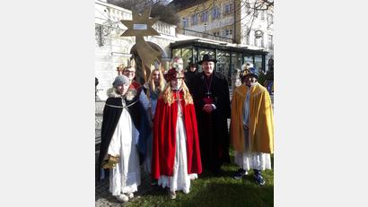 Bild: Nicole Koller
Die Sternsinger von St. Ursula mit Bischof Rudolf Voderholzer (Zweiter von rechts).