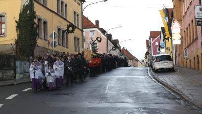 Bild: bjp
Trauerbeflaggt war das Pressather Rathaus, als ein langer Trauerzug dem am 18. Dezember verstorbenen Stadtrat Norbert Höfer das letzte Geleit gab. Bild: bjp