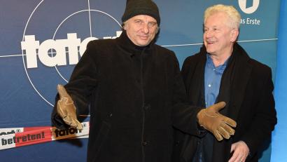Bild: Tobias Hase/dpa
ARCHIV - Die Schauspieler Udo Wachtveitl (alias Kommissar Leitmayr, l) und Miroslav Nemec (alias Kommissar Batic) kommen zur Premiere des Jubiläums-Tatorts mit dem Titel «Mia san jetz da wo's weh tut» am 14.03.2016 in München (Bayern). Foto: Tobias Hase/dpa (zu dpa-Korr «Da wo's weh tut» - Münchner «Tatort»-Team feiert Jubiläum» vom 01.04.2016) +++(c) dpa - Bildfunk+++ | Verwendung weltweit