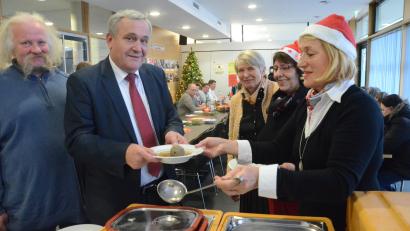 Bild: Kunz
Auch Oberbürgermeister Kurt Seggewiß lässt sich zum Jubiläum der Adventslichtspeisung seine Leberknödelsuppe schmecken. In der Mitte Initiatorin Dr. Renate Freuding-Spintler.