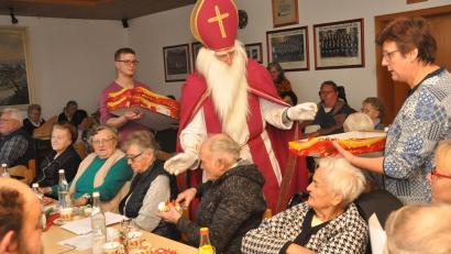 Bild: dob
Der Nikolaus beschenkt die Patienten der BRK-Hauskrankenpflege.