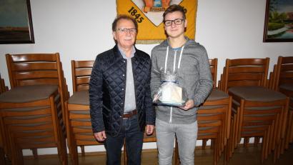 Bild: bjp
Bürgermeister Werner Walberer zeichnet Adrian Szymanek aus.