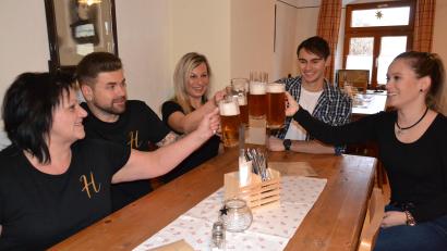 Bild: szl
Das „Hammerer“-Team: Renate Röthner, Stefan Mauerer, Petra Dvoráková, Luca Gleißner und Maike Jäppel stoßen auf ein weiteres Zoigl-Wochenende an.