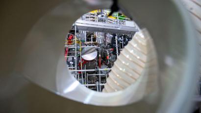 Bild: Stefan Sauer/dpa
Der Forschungsreaktor „Wendelstein 7-X“ im Max-Planck-Institut für Plasmaphysik: Die Arbeit von Proxima Fusion basiert auf den Forschungsergebnissen des Instituts. (Archivbild)