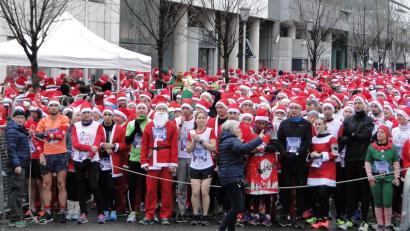 Bild: esa
Beim Stadtlauf "Corrida de Noël" nehmen rund 12.000 Sportler teil. Darunter auch Markus Schreiner aus Weiden (vorne links, grünes Shirt).