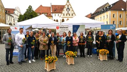 Bild:  Simon Hauck, Stadt Amberg
Oberbürgermeister Michael Fritz (Achter von links) eröffnete die Infomeile Demenz am Amberger Marktplatz. Regionale Fachstellen informierten dort gebündelt über ihre Angebote.