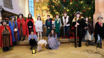 Bild: do
Ein berührendes Krippenspiel der Ministranten weist in der Kindermette am Heiligen Abend den Gläubigen in der Stadtpfarrkirche St. Laurentius den Weg zur Ankunft des Jesuskindes.