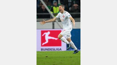 Bild: dpa
Völlig losgelöst: Der Vilsecker Oliver Fink nach seinem Tor gegen Hannover.