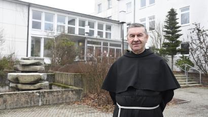 Bild: Petra Hartl
Pater Sigmund wird die Bewohner des Hospiz St. Felix seelsorgerlich betreuen. Nach der Einweihung am 1. Februar nimmt die Einrichtung im ehemaligen Krankenhaus am 11. Februar den Betrieb auf.