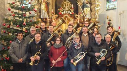 Bild: soj
Die Fichtelgebirgskapelle Ebnath stimmte am vierten Adventssonntag die Besucher auf das Weihnachtsfest ein. Pfarrer Pater Anish George (v.li) dankte den Musikern für ihr Engagement.