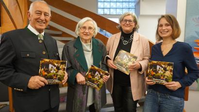 Bild: exb
Vorstellung der Broschüre „Marktredwitzer Krippengeschichten“: Im Bild von links dritter Bürgermeister Heinz Dreher, Renate Dick (Autorin der "Krippengeschichten"), Stadtarchivarin Edith Kalbskopf und Carolin Gruber (KB Medien GmbH & Co. KG).
