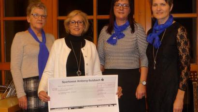 Bild: u
Seit 30 Jahren bedenkt der Katholische Frauenbund die Selbsthilfegruppe krebskranker Kinder zur Weihnachtszeit mit Spenden – heuer mit einem 1000-Euro-Scheck (von links): Irmgard Müller, SHG-Vorsitzende Petra Waldhauser, Gerlinde Siegert und Irmgard Sellmeyer.