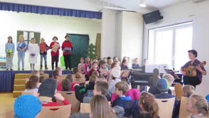 Bild: jzk
„Hightech allemal, schnelles Internet zum Weihnachtsmann ans Bett“, singt der Schulchor während des Weihnachtsmusicals der Grundschule.