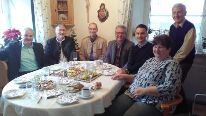 Bild: ld
Zahlreiche Gratulantenten überbrachten Christa Söllner zum 65. Geburtstag ihre Glückwünsche. (von links): Stellvertretender Landrat Günther Kopp, BBV-Geschäftsführer Ulrich Härtl, BBV-Obmann Ely Eibisch, Kreistagsfraktionsvorsitzender Toni Dutz und deren Geschäftsführer Bernhard Söllner und Bürgermeister Ludwig König.