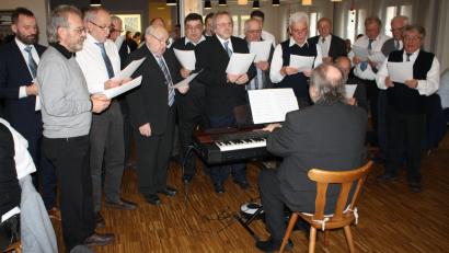 Bild: bjp
Zuhören ist dem passionierten Chorsänger nicht genug: Bei den Ständchen der Chorgemeinschaft Neustadt am Kulm/Trabitz zu Hermann Bauers 85. Geburtstag reiht sich der Jubilar (vorne, Dritter von links, dunkler Anzug) nur zu gern bei seinen Sangesbrüdern ein.