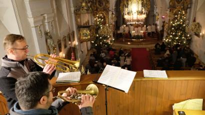 Bild: Bäumler
Roland Forster und Jürgen Probst sorgten mit ihren Trompeten für weihnachtliche Klänge im Kirchenschiff.