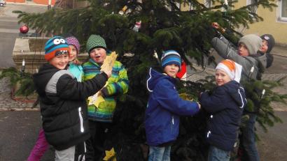 Bild: amö
Die Schüler schmückten den Christbaum am Marktplatz in Winklarn.