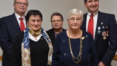 Bild: dob
Wally Zwick (Zweite von rechts) gehört seit 60 Jahren der BRK-Bereitschaft Vohenstrauß an. Alle ihre Verdienste aufzuzählen, wäre unmöglich. Hartmut Ordnung, Maria Dobmayer und Sandro Galitzdörfer (hinten, von links) würdigen die BRK-Institution. Auch Marga Kleber (Zweite von links) erhält eine Auszeichnung.