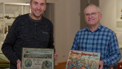 Bild: tr
Franz Schöner und Roland Weis, die Hauptorganisatoren der Präsentation (von links) mit zwei Strategiespielen.