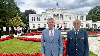 Bild: Petra Brenner
Reiner Gäbl (links) aus Eslarn und Hans Deyerl aus Oberviechtach freuen sich über die persönliche Einladung des Bundespräsidenten zum Bürgerfest in der Villa Hammerschmidt in Bonn.