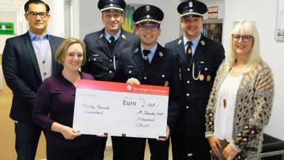 Bild: do
„Christlkindl-Momente“ für die Feuerwehrführung bei der Firma Rogers: Der größte Arbeitgeber der Stadt überreicht an die Brandschützer eine Spende von 2000 Euro für die Nachwuchsarbeit. Unser Bild zeigt bei der Übergabe des symbolischen Spendenchecks (von links) Marketing-Manager Marc Stolpe, Geschäftsführerin Christine Baumstark, stellvertretenden Kommandanten Christian Götz, stellvertretenden Vorsitzenden Korbinian Dunzer, Kommandant Uwe Drechsler und Personalchefin Anette Enders.