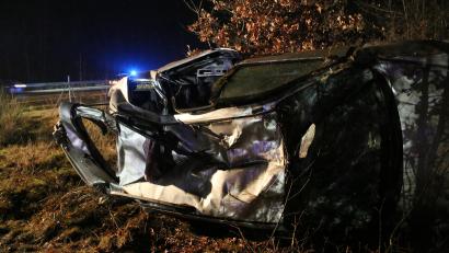 Bild: Hösamer
Der Fahrer dieses Wagens geriet nach rechts von der Autobahn ab. Der Kombi walzte einen Wildschutzzaun nieder, überschlug sich, und blieb schließlich auf der Beifahrerseite liegen.