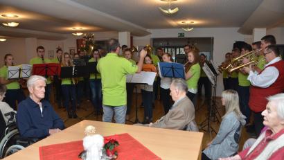 Bild: dob
Am ersten Weihnachtsfeiertag bringen die Musikanten der Roggensteiner Jugendkapelle echte Weihnachtsfreude zu den Senioren ins Walter-Siegert-Caritasheim.