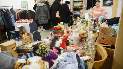 Bild: Gabi Schönberger
Die Tafel in Weiden bietet nicht nur Essensausgabe, sondern auch eine Wärmestube und einen Flohmarkt. Während die Aufwärmgelegenheit nur wenige nutzen, sind Klamotten und Geschirr sehr begehrt.