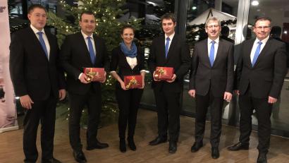 Bild: mez
Vorstand Thomas Keck (links), Vorstandssprecher Joachim Geyer und Vorstand Robert Haubner (von rechts) ehren Florian Bayer, Simone Franke und Matthias Fütterer (Zweiter, Dritte und Vierter von links).