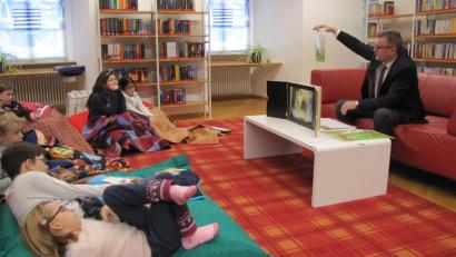 Bild: cog
Bürgermeister Michael Göth stimmt die Kinder in der Stadtbibliothek mit dem Märchen "Das Tannenbäumchen" auf Weihnachten ein