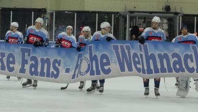 Bild: gb
Danke Fans – Frohe Weihnachten: Nach dem Derbysieg gegen die Selber Wölfe bedankten sich die Blue Devils beim Publikum.