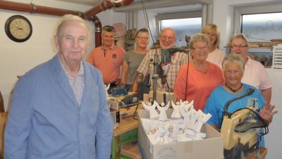 Bild: u
Die Holzwerkgruppe des BRK-Seniorenheims St. Barbara erfüllt den Weihnachtswunsch des Katholischen Frauenbunds und fertigt 100 Holzengel (von links): Richard Nagler, Anton Pirzer, Irmgard Müller, Josef Kohl, Julia Wenzl, Maria Maier, Gisela Witt und Pflegedienstleiterin Patricia Kugler.