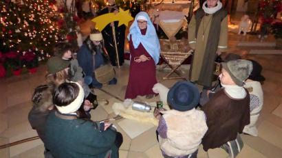 Bild: mng
Die Hirten verbrachen die Nacht auf freien Feld, als ihnen die Engel die Geburt des Heilands verkündeten. 23 Kinder führten wieder ein beeindruckendes Krippenspiel in der schön dekorierten Stadtpfarrkirche auf und erhielten großen Beifall. Für die besinnliche Stunde und ihre sehr gut einstudierten Rollen dankte ihnen Stadtpfarrer Edmund Prechtl.