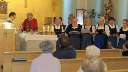 Bild: hä
Die OWV-Gesangsgruppe gestaltet den Gottesdienst im BRK-Heim am zweiten Weihnachtsfeiertag mit der „Stoawold-Mess“.