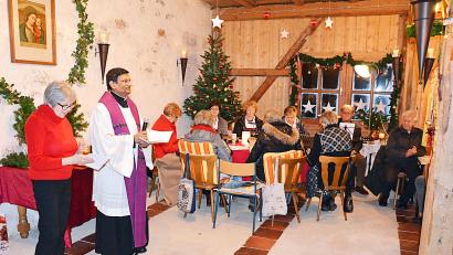 Bild: ü
Festlich und gemütlich zugleich ist die Scheune bei der Adventsandacht eingerichtet.