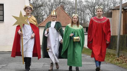 Bild: Petra Hartl
Sie haben diesmal einen weiten Weg als Sternsinger vor sich: Moritz Riedl und Lisa Brunner aus Rothenstadt sowie Leonie Winterl und Max Herrmann aus Etzenricht (von links) reisen zur Bundeskanzlerin nach Berlin.