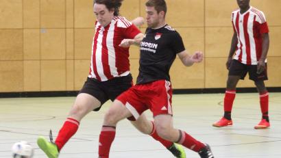 Bild: Hirsch
Die SpVgg Pfreimd setzte gegen die SG TSV Schwandorf/ASV Fronberg mit 3:0 durch. Die Szene zeigt Matthias Brandl (links, SG) im Zweikampf mit Peter Schießl (rechts, Spvgg).