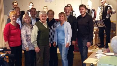 Bild: kdi
Die Geehrten mit den Laudatoren von links nach rechts Angela Hecht, Dr. Seitz, Marianne Neudert, Stefan Schmiedberger, Norbert Fleißner, Gertrud Hecht, Kathrin Dietz, die Leiterin für soziale Betreuung, Stadtpfarrer Thomas Vogl und Heimleiter Bernhard Riedl. Im Hintergrund die Musikanten der Kreismusikschule Tirschenreuth mit Alois Fischer (rechts).