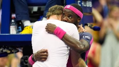 Bild: Yuki Iwamura/AP/dpa
Frances Tiafoe (r) tröstet den weinenden Alex Michelsen.