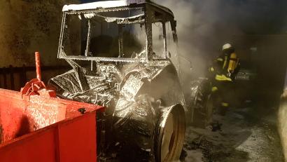 Bild: ast
Dieser Traktor hat es in sich. Am Sonntag fängt er in einer Hofeinfahrt gleich zwei Mal Feuer.