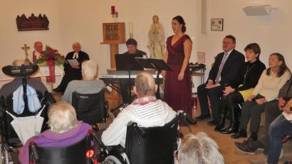 Bild: rha
In der Hauskapelle des BRK-Seniorenheims Vilseck versammeln sich zur Weihnachtsfeier Bewohner und Personal (hinten, von links): Pfarrer Josef Wittmann, Pastor Martin Valeske, Gerhard Kraus am Keyboard, Mezzosopranistin Eleanor Nemeth Patton, Bürgermeister Hans-Martin Schertl mit Frau Gerlinde.