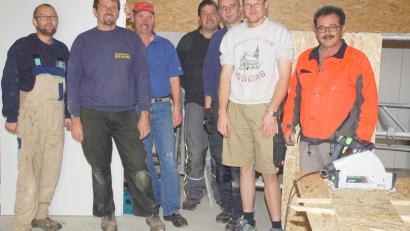 Bild: mmj
Eigenleistungen waren und sind beim Bauhof gefragt. Mitglieder der Feuerwehr packten, wie dieser Trupp am 20. Oktober mit Bürgermeister Manfred Dirscherl (rechts), mit an.